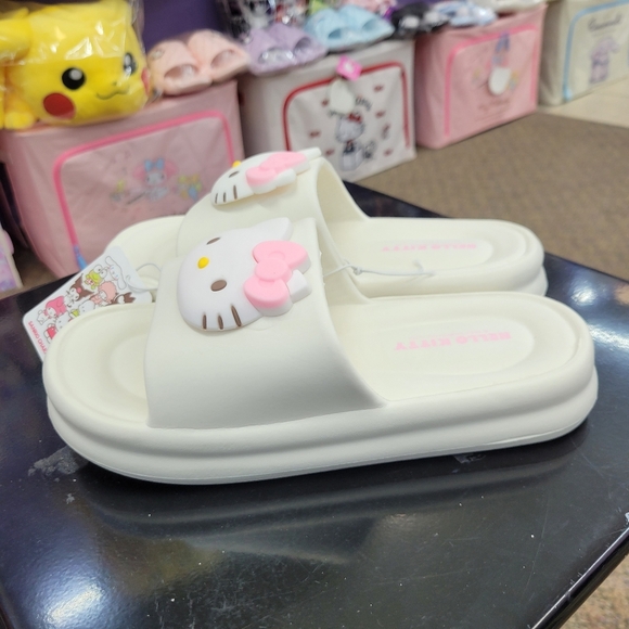 Brand New Sanrio Hello Kitty Big Charm Slippers US 8.5 - Picture 2 of 9